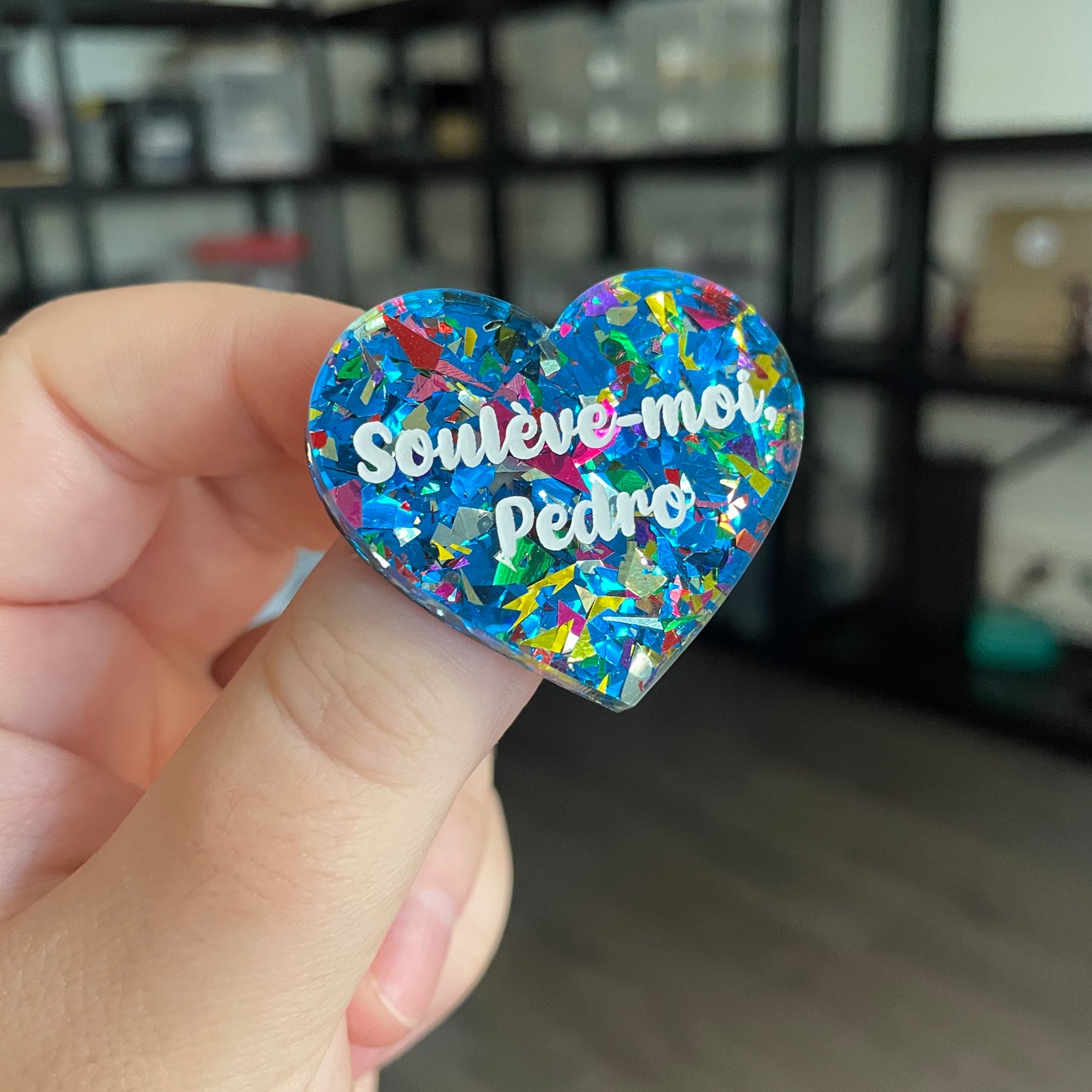Broche "Soulève-moi, Pedro" en acrylique transparente avec des éclats de confettis bleus et multicolores
