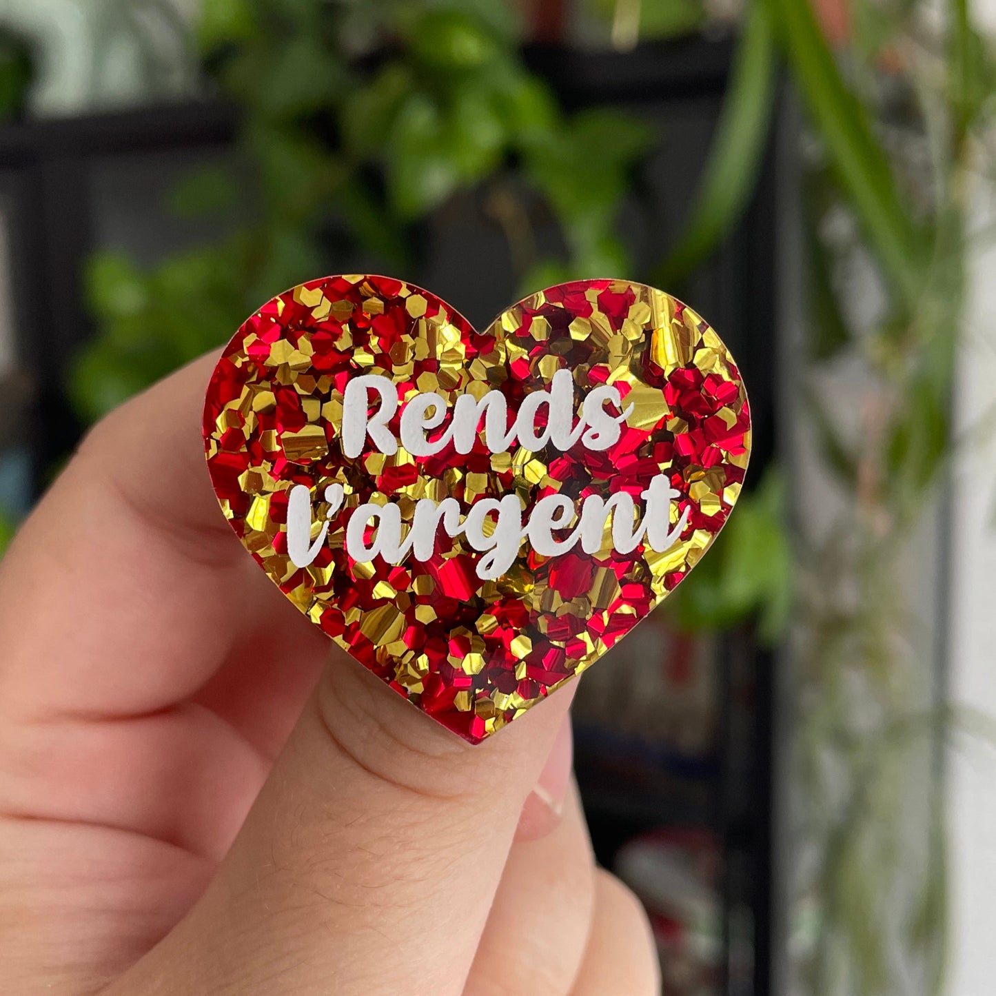 Broche "Rends l'argent" en acrylique à grosses paillettes jaunes et rouges