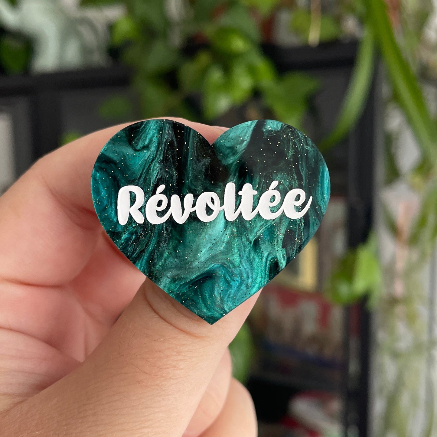 Broche "Révoltée" en acrylique marbrée noire et vert sapin à paillettes