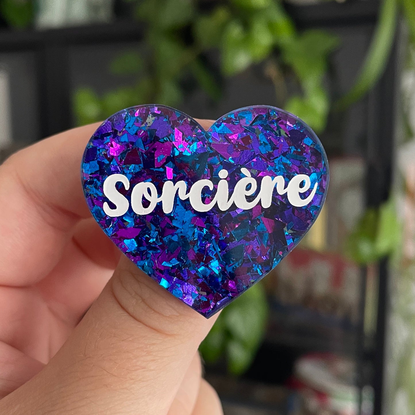 Broche "Sorcière" en acrylique transparente avec des confettis bleus et violets