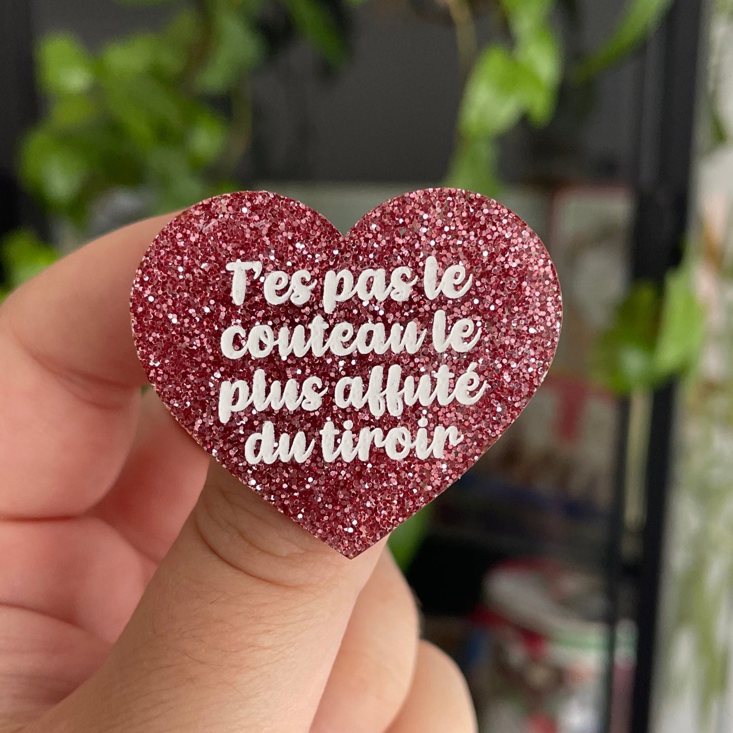 Broche "T'es pas le couteau le plus affuté du tiroir" en acrylique couleur vieux rose à paillettes