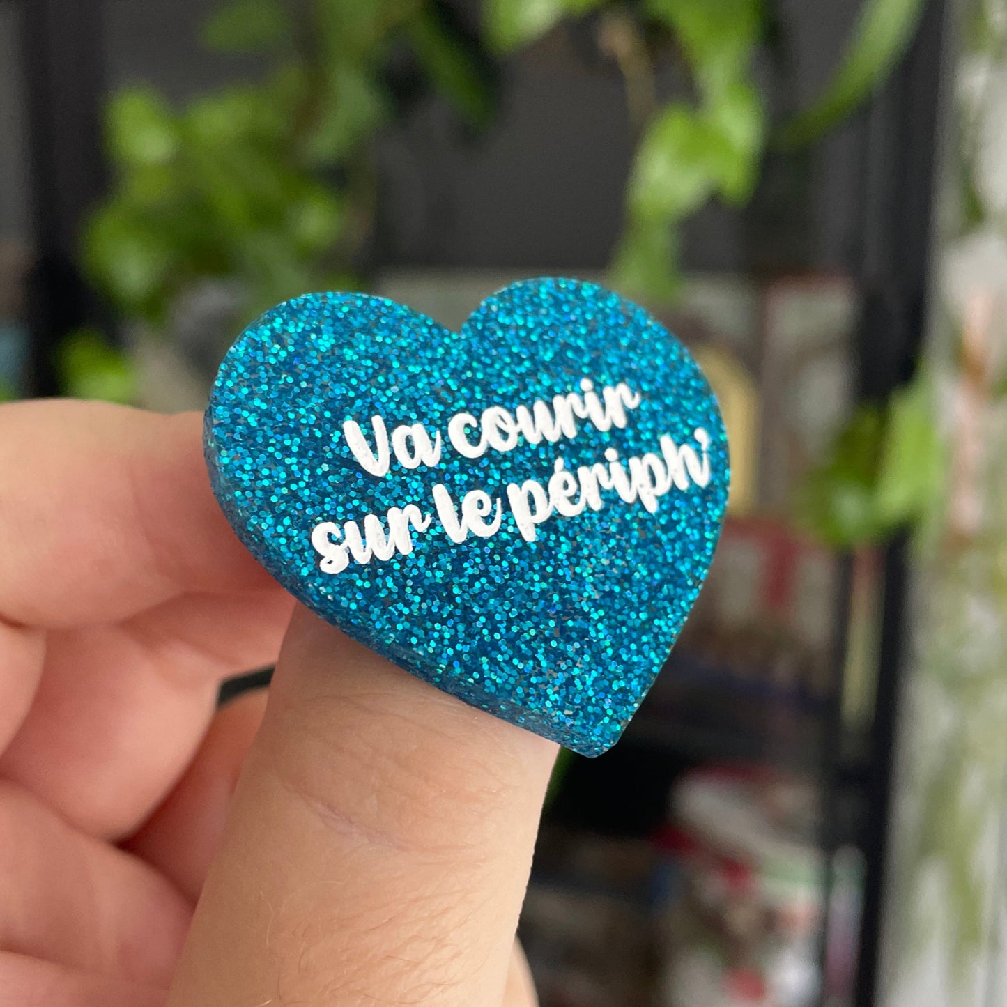 Broche "Va courir sur le périph'" en acrylique bleue à paillettes