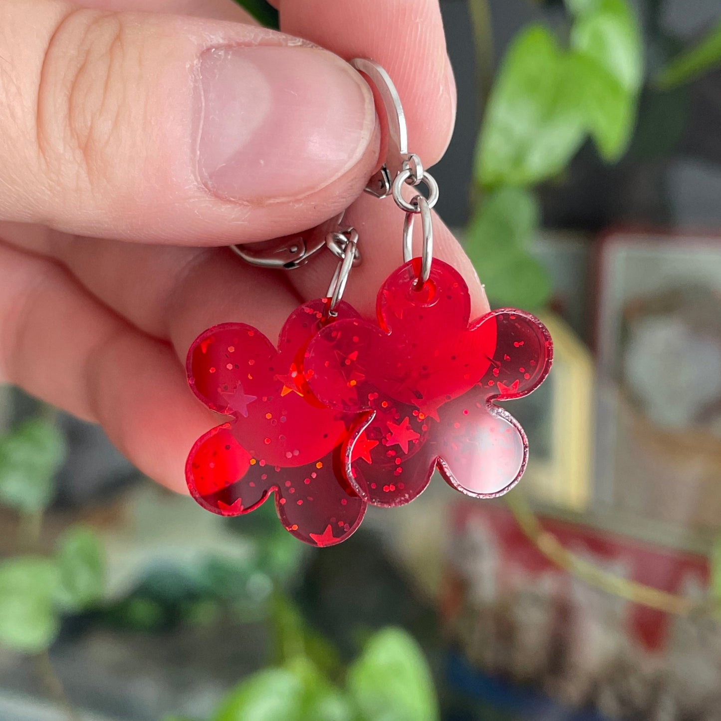Petites boucles d'oreilles fleurs pendantes en acrylique transparente rouge avec des étoiles