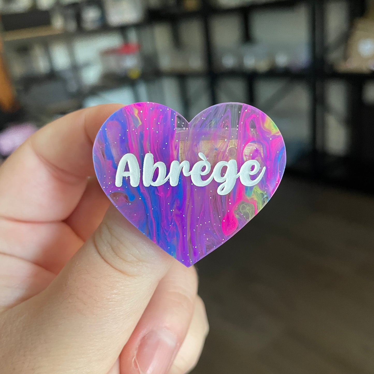 Broche "Abrège" en acrylique semi transparente marbrée multicolore
