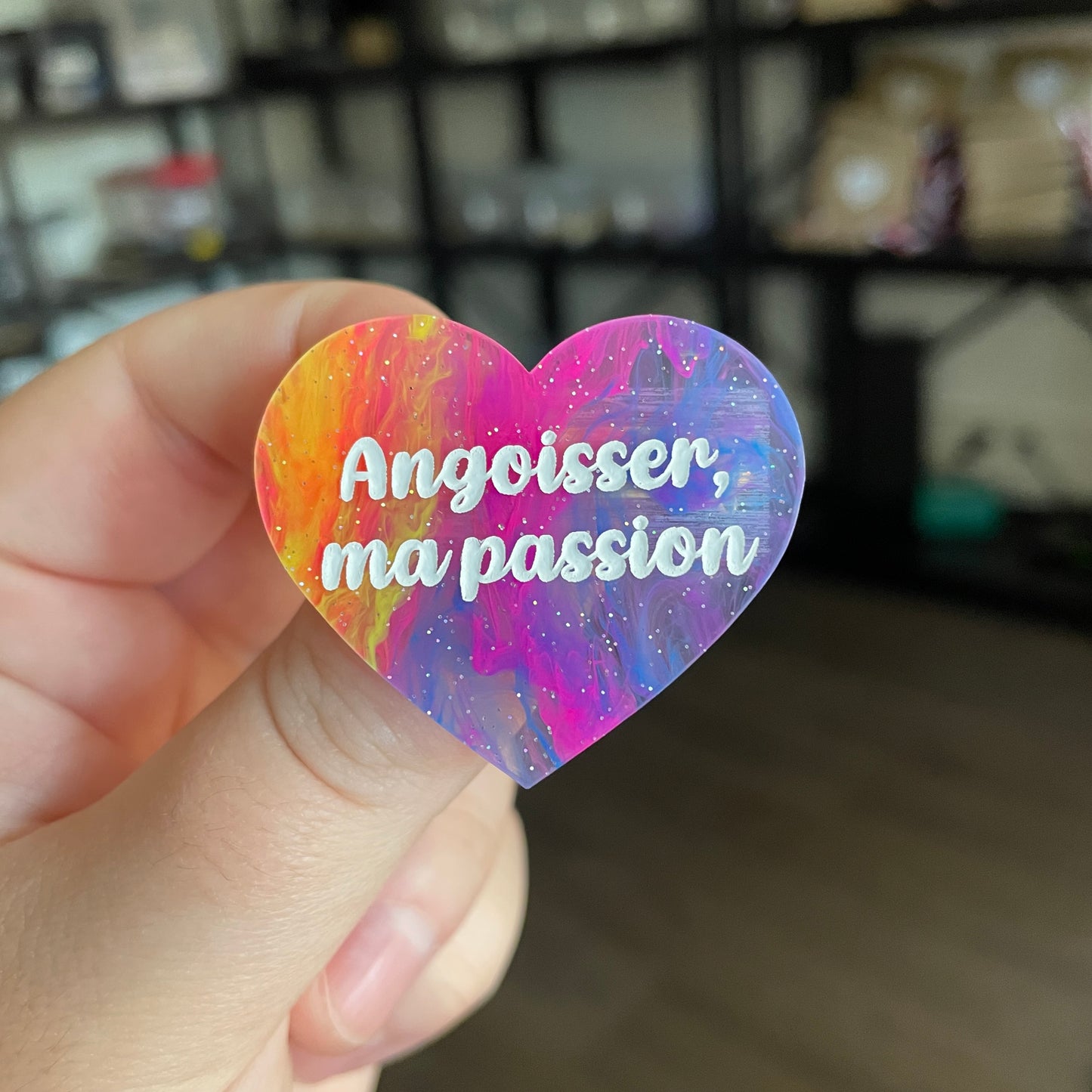Broche "Angoisser, ma passion" en acrylique semi transparente marbrée multicolore