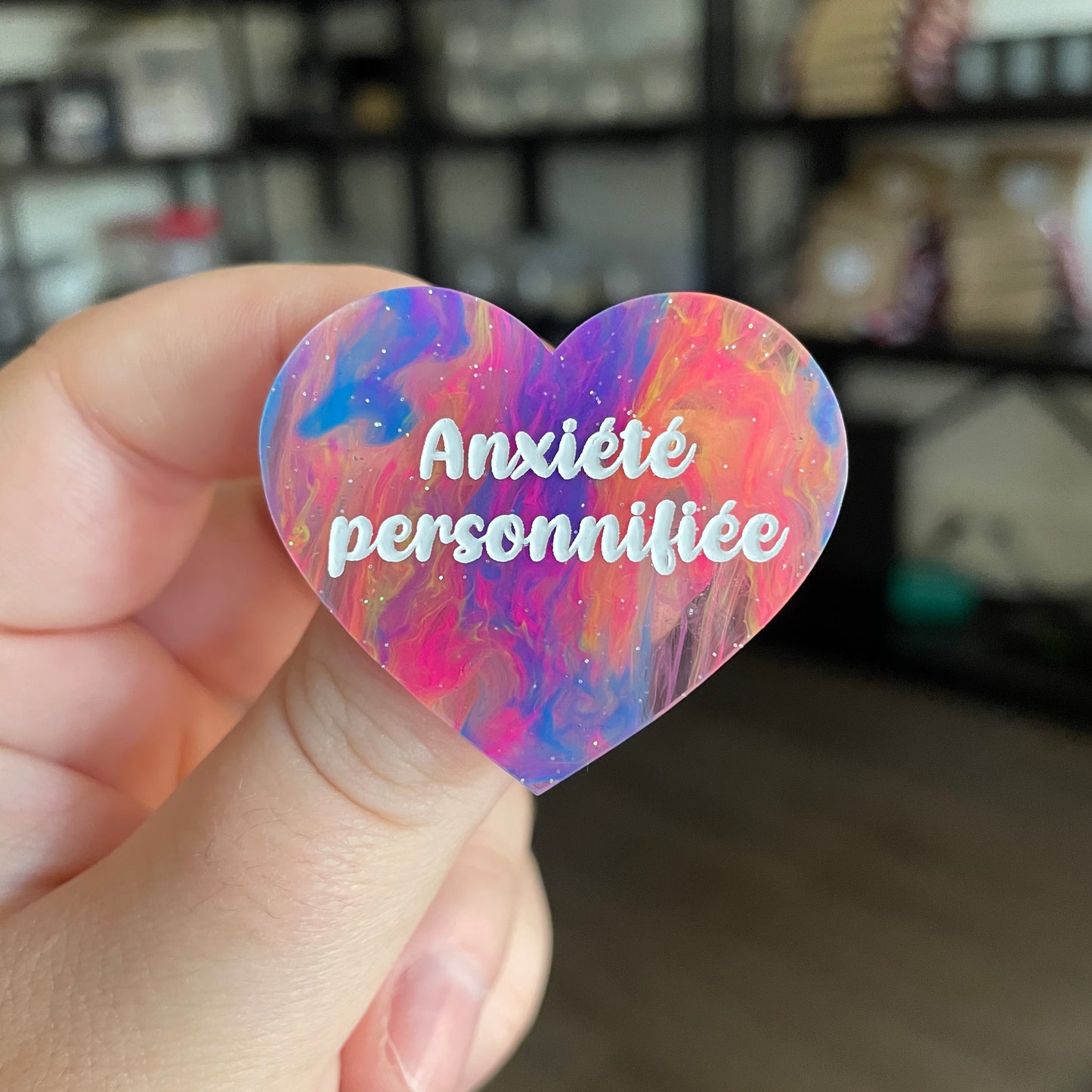 Broche "Anxiété personnifiée" en acrylique semi transparente marbrée multicolore