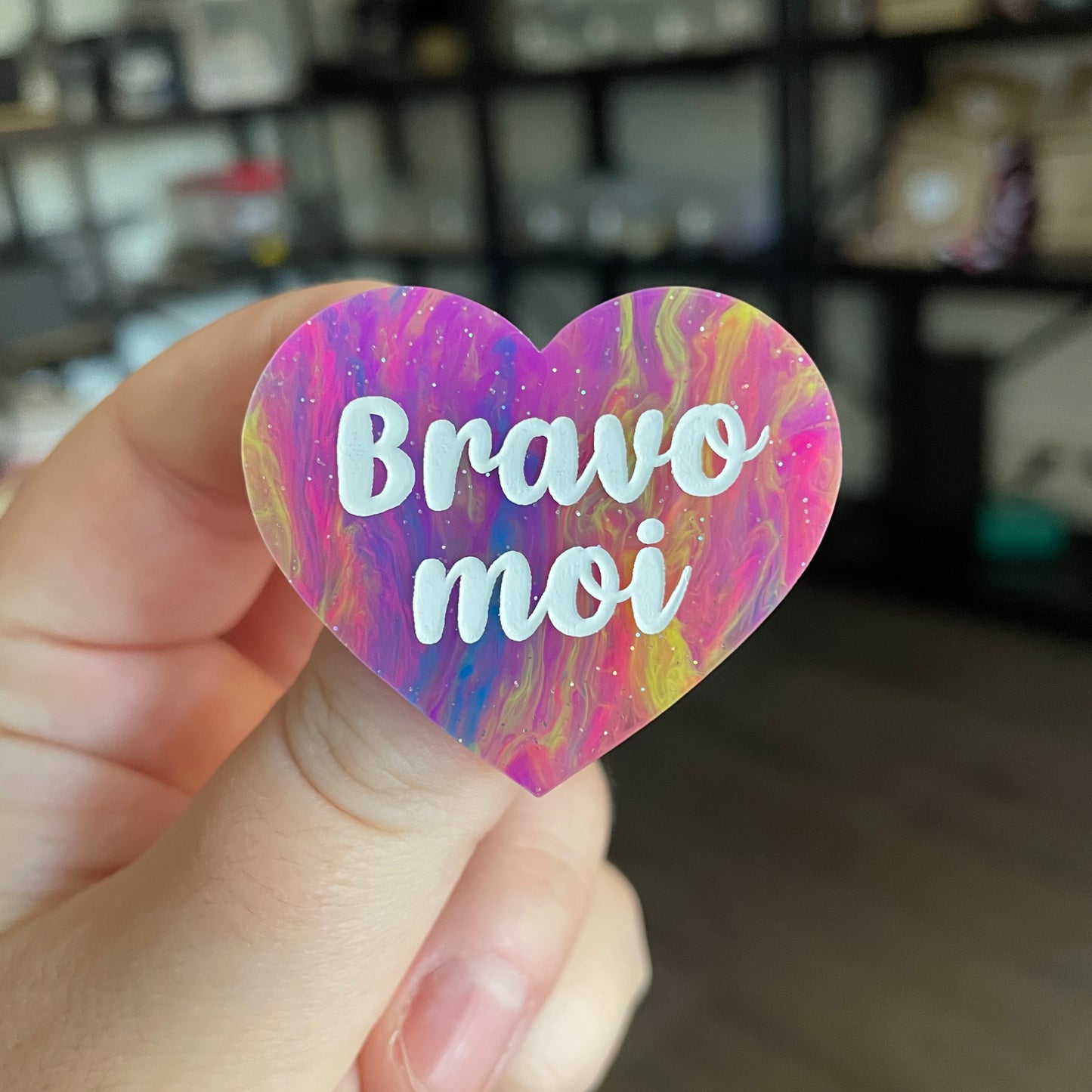 Broche "Bravo moi" en acrylique semi transparente marbrée multicolore