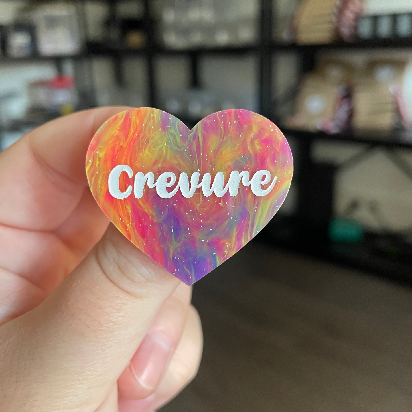 Broche "Crevure" en acrylique semi transparente marbrée multicolore