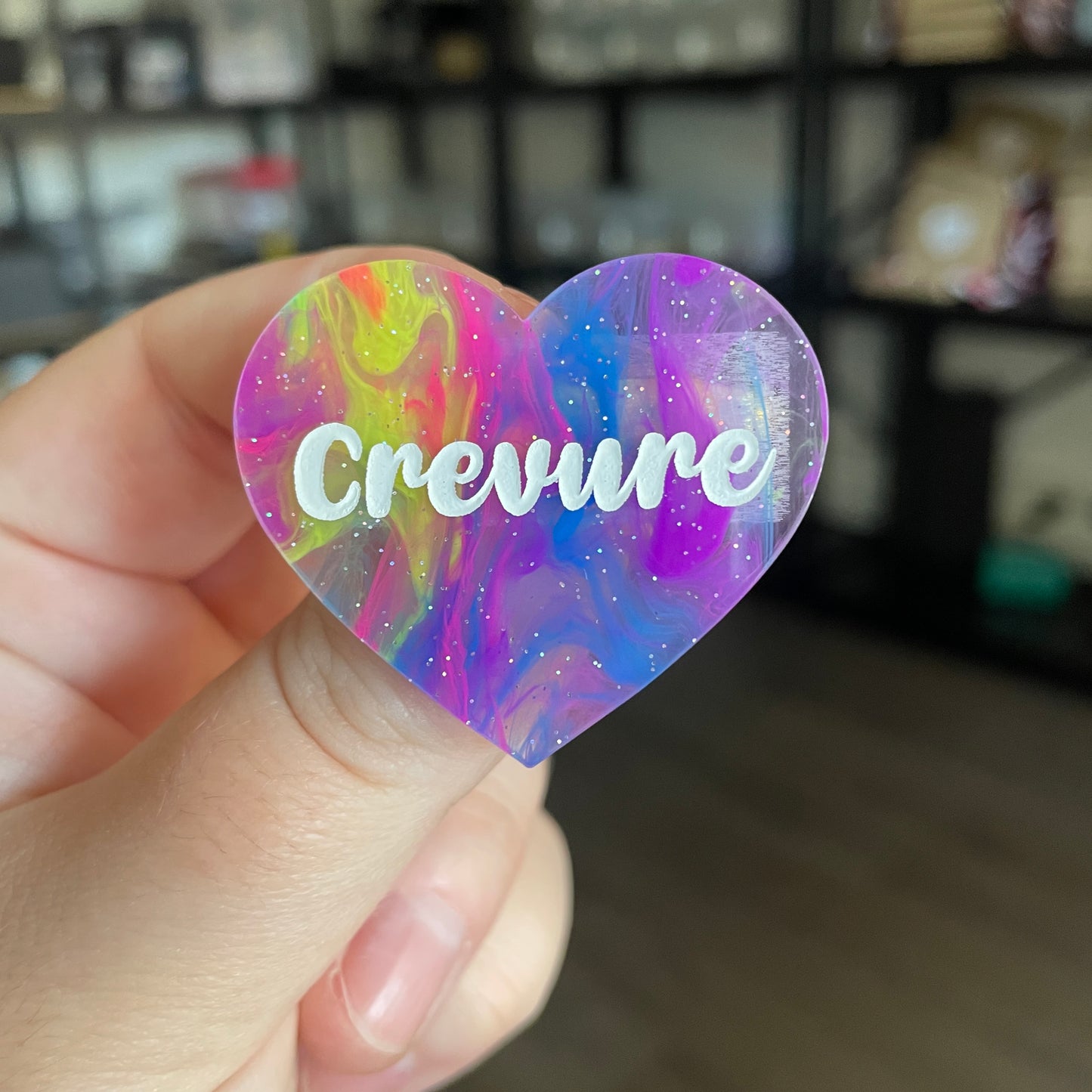 Broche "Crevure" en acrylique semi transparente marbrée multicolore