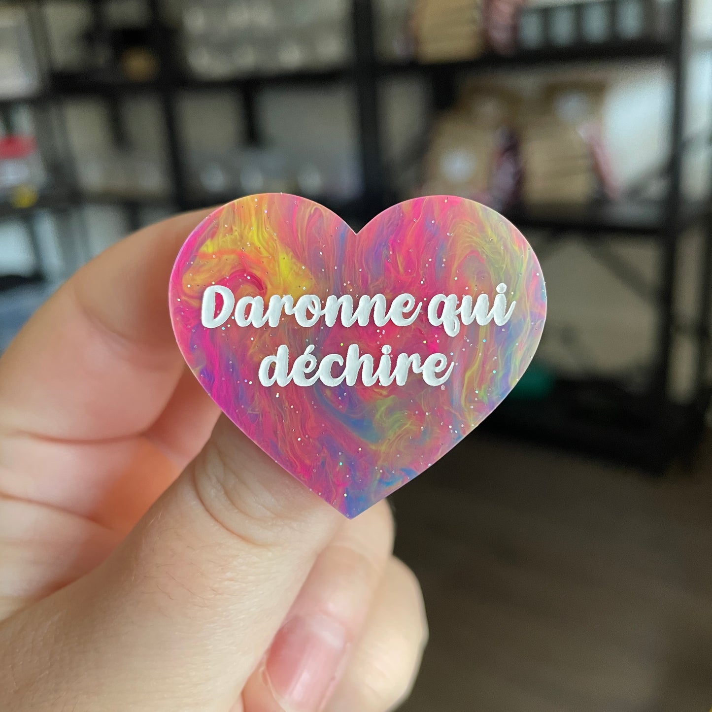 Broche "Daronne qui déchire" en acrylique semi transparente marbrée multicolore