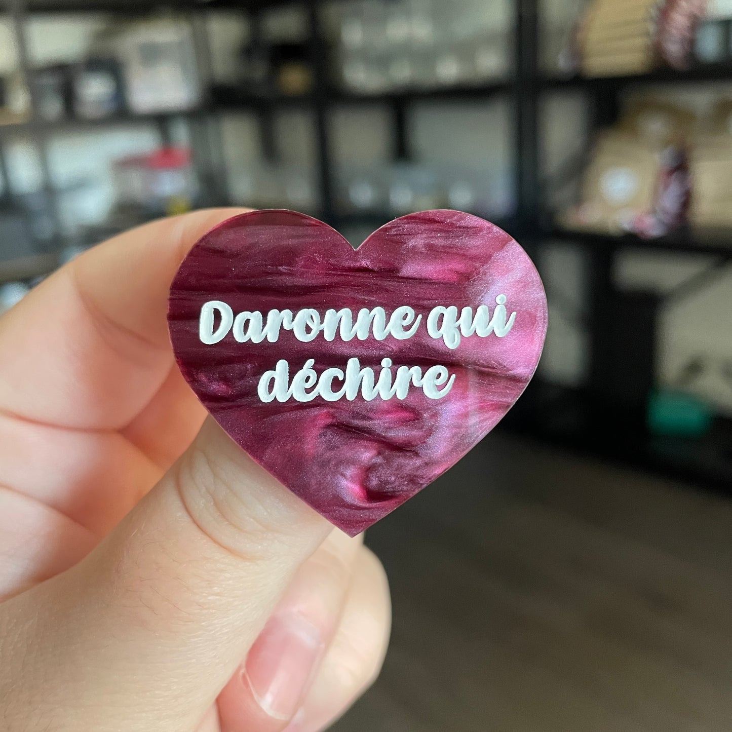 Broche "Daronne qui déchire" en acrylique marbrée bordeaux