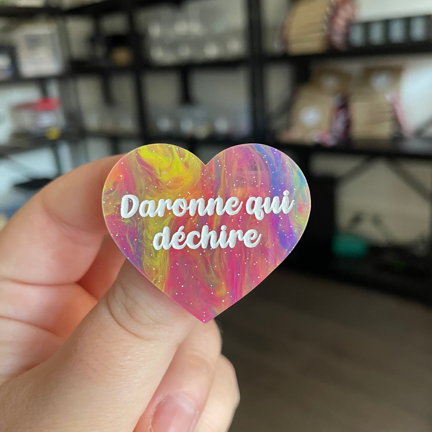Broche "Daronne qui déchire" en acrylique semi transparente marbrée multicolore