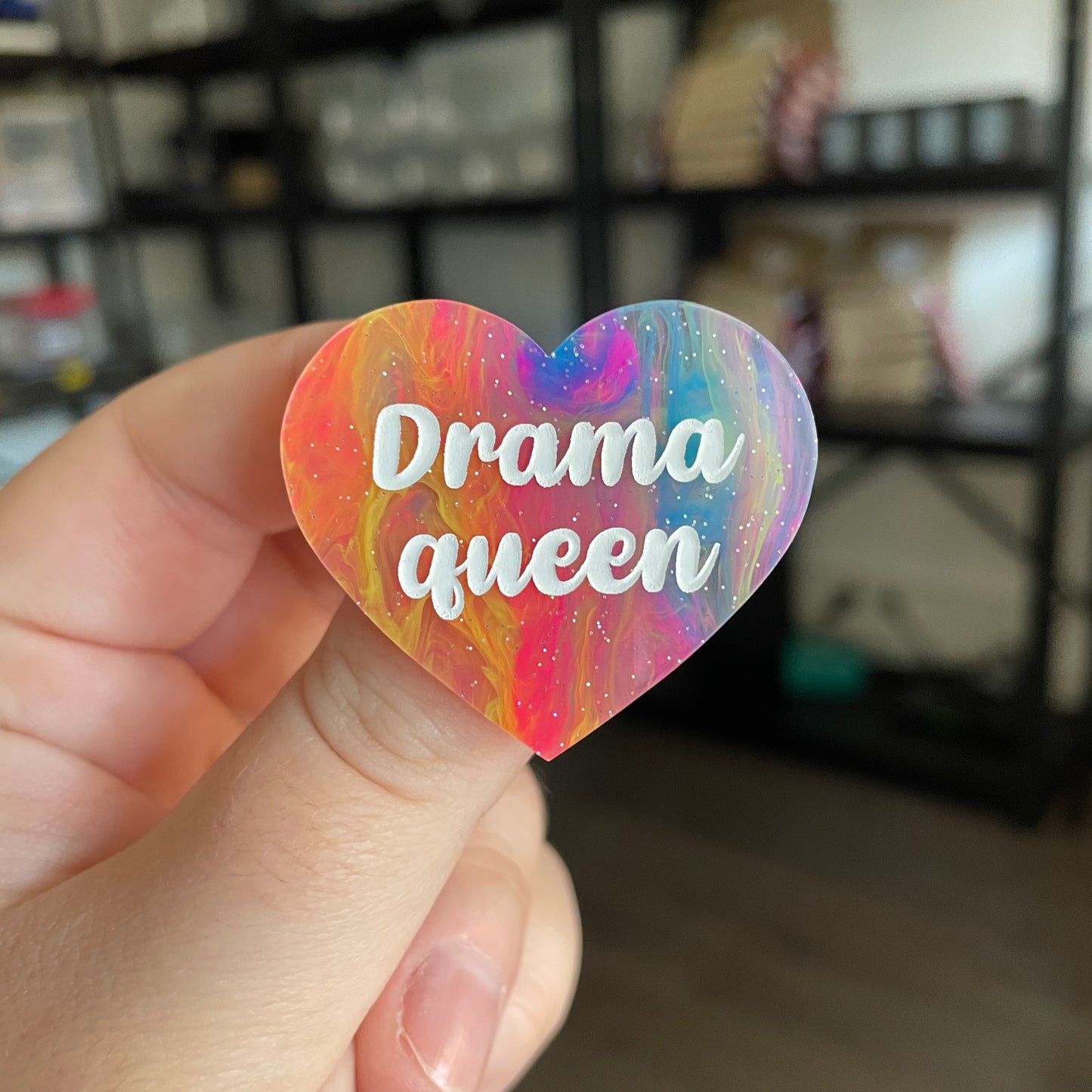 Broche "Drama queen" en acrylique semi transparente marbrée multicolore