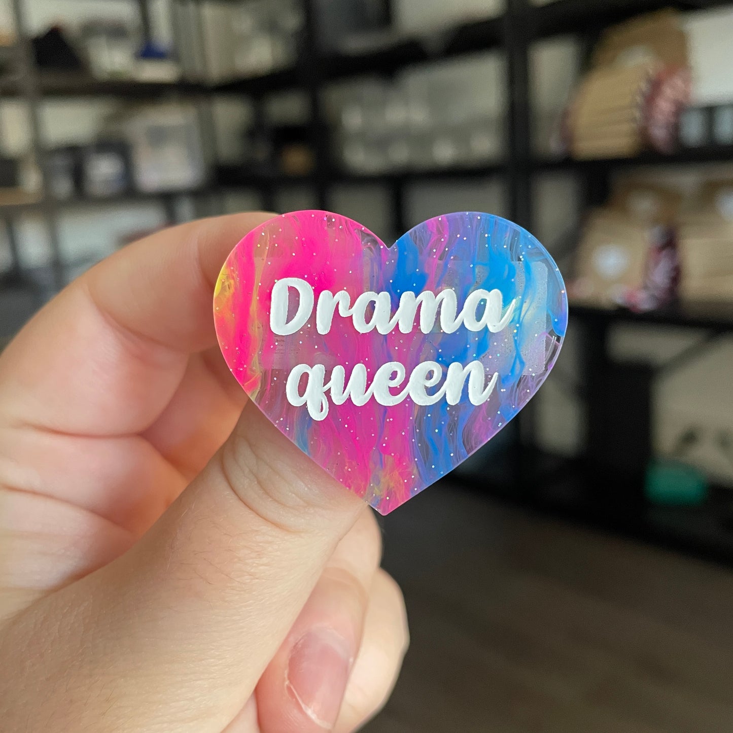 Broche "Drama queen" en acrylique semi transparente marbrée multicolore