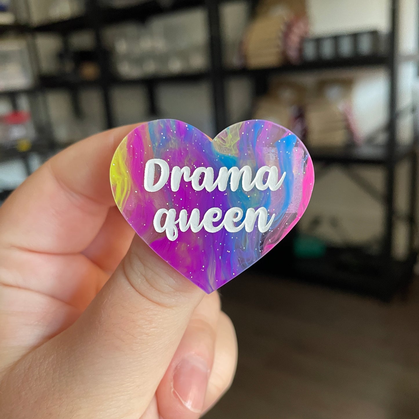 Broche "Drama queen" en acrylique semi transparente marbrée multicolore