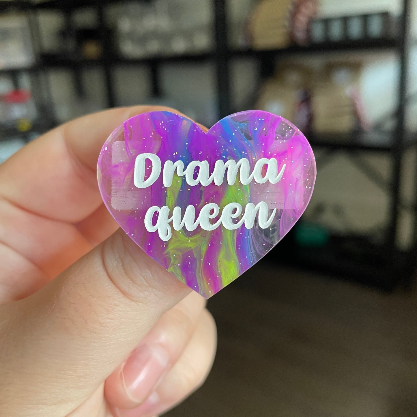 Broche "Drama queen" en acrylique semi transparente marbrée multicolore