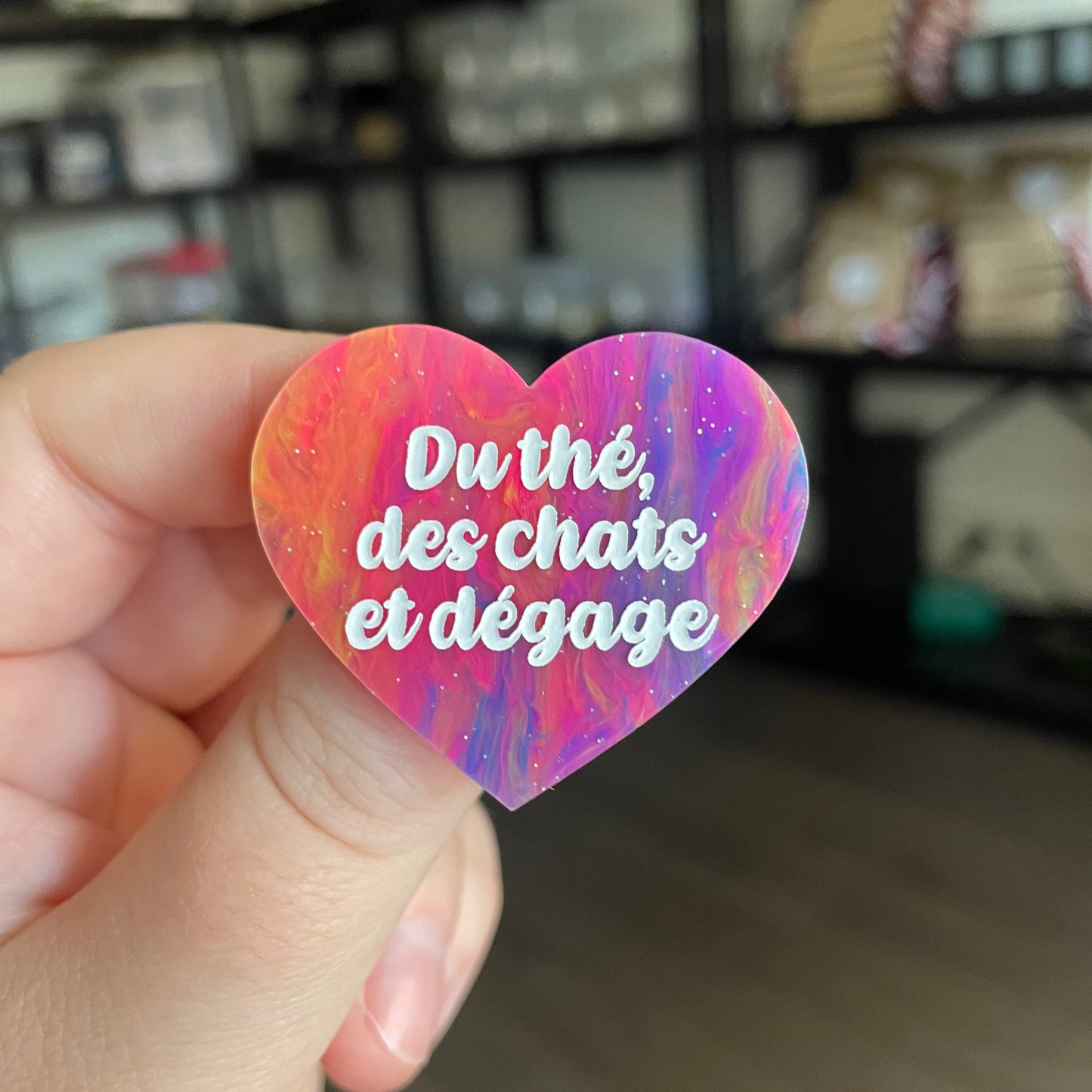Broche "Du thé, des chats et dégage" en acrylique semi transparente marbrée multicolore