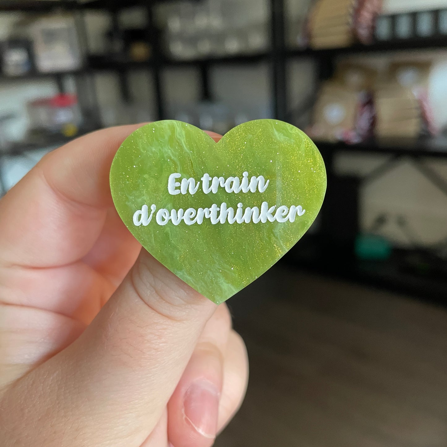 Broche "En train d'overthinker" en acrylique marbrée verte, blanche et dorée