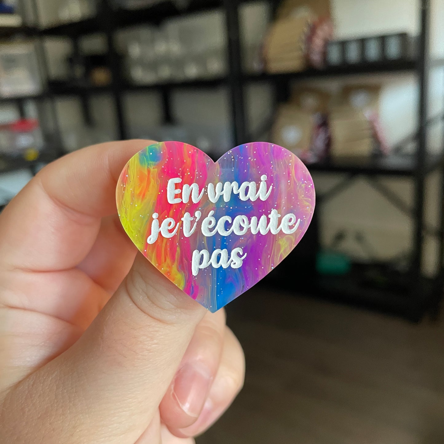 Broche "En vrai je t'écoute pas" en acrylique semi transparente marbrée multicolore