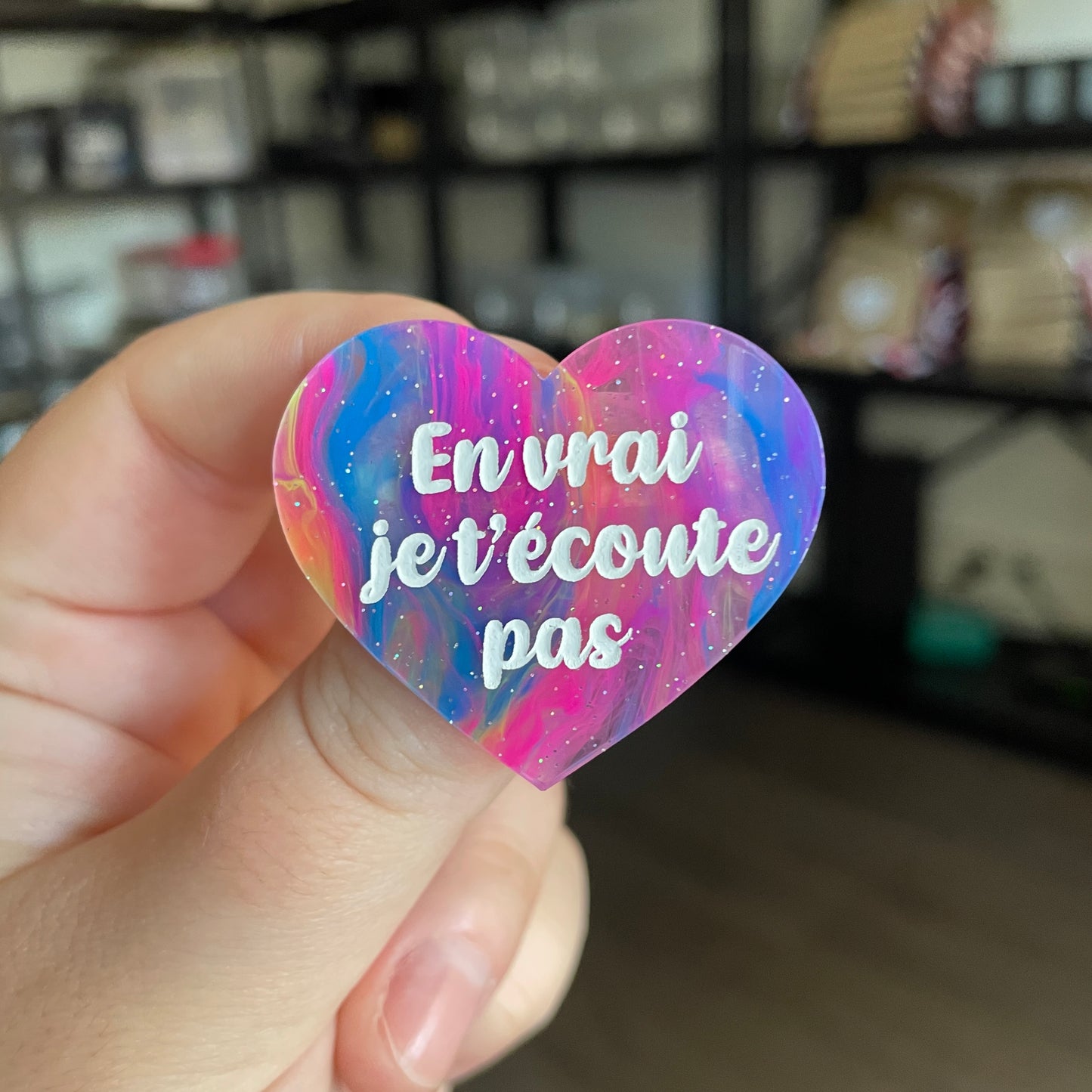 Broche "En vrai je t'écoute pas" en acrylique semi transparente marbrée multicolore