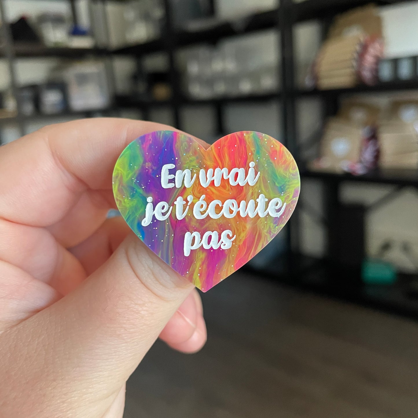 Broche "En vrai je t'écoute pas" en acrylique semi transparente marbrée multicolore
