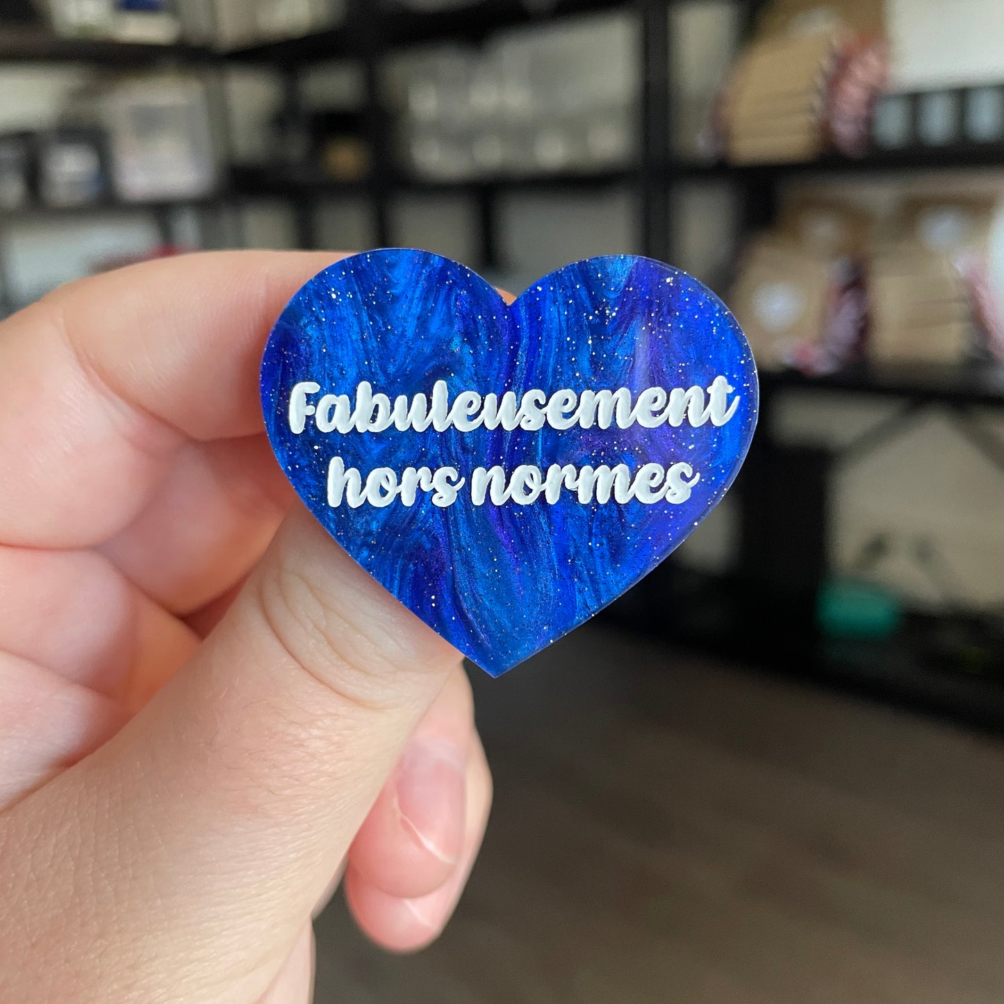 Broche "Fabuleusement hors normes" en acrylique marbrée bleue à paillettes