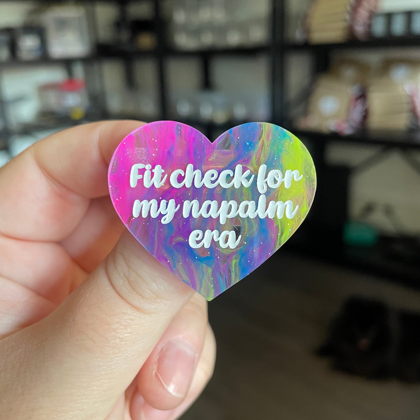 Broche "Fit check for my napalm era" en acrylique semi transparente marbrée multicolore