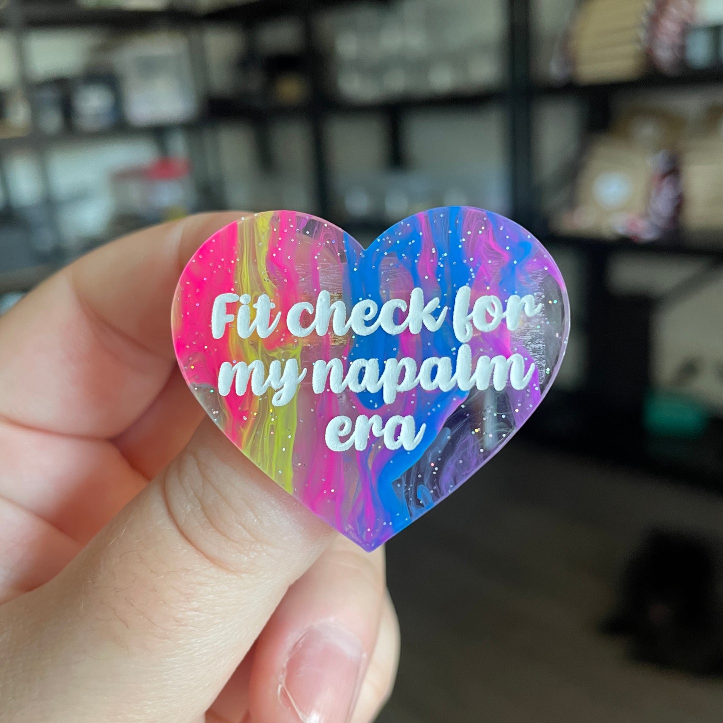 Broche "Fit check for my napalm era" en acrylique semi transparente marbrée multicolore