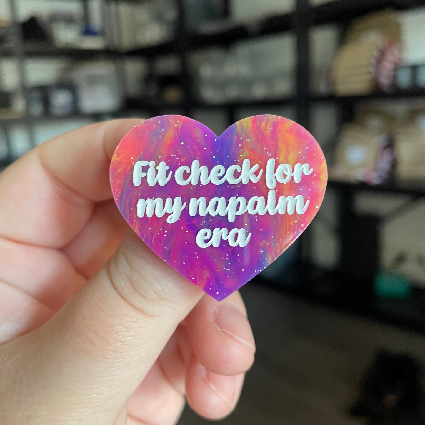 Broche "Fit check for my napalm era" en acrylique semi transparente marbrée multicolore