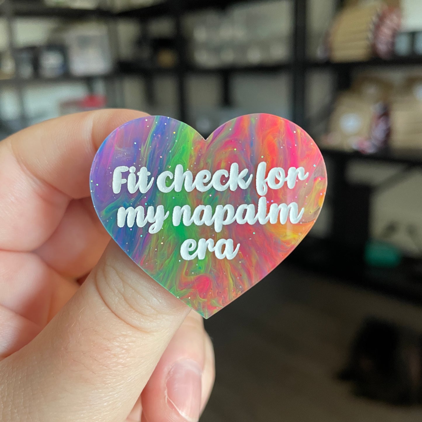 Broche "Fit check for my napalm era" en acrylique semi transparente marbrée multicolore