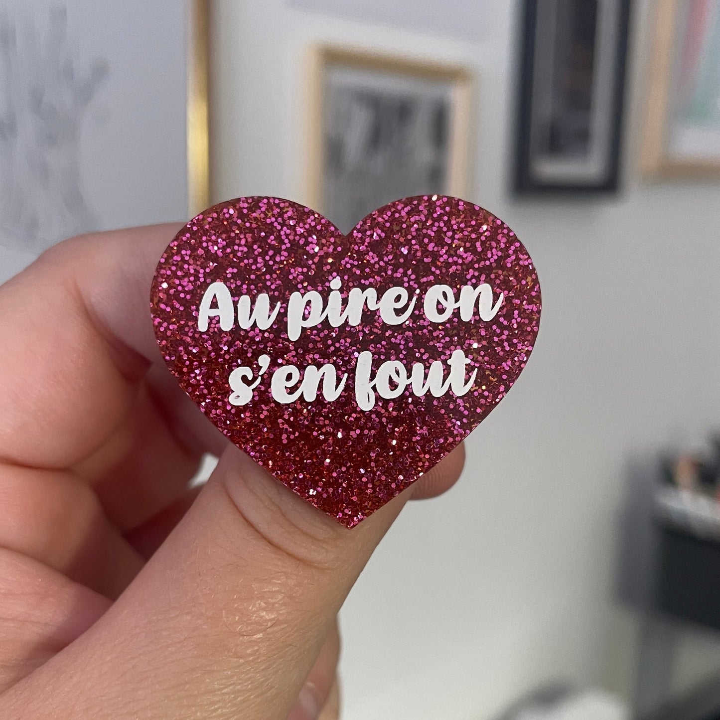 Broche "Au pire on s'en fout" en acrylique à paillettes magenta