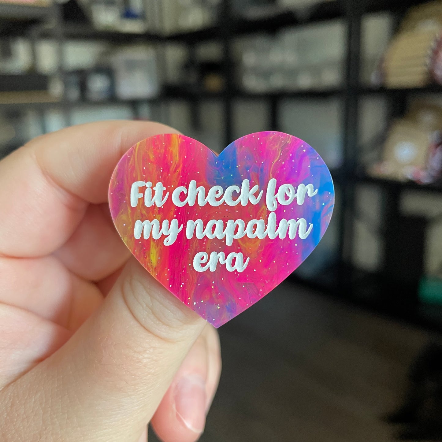 Broche "Fit check for my napalm era" en acrylique semi transparente marbrée multicolore