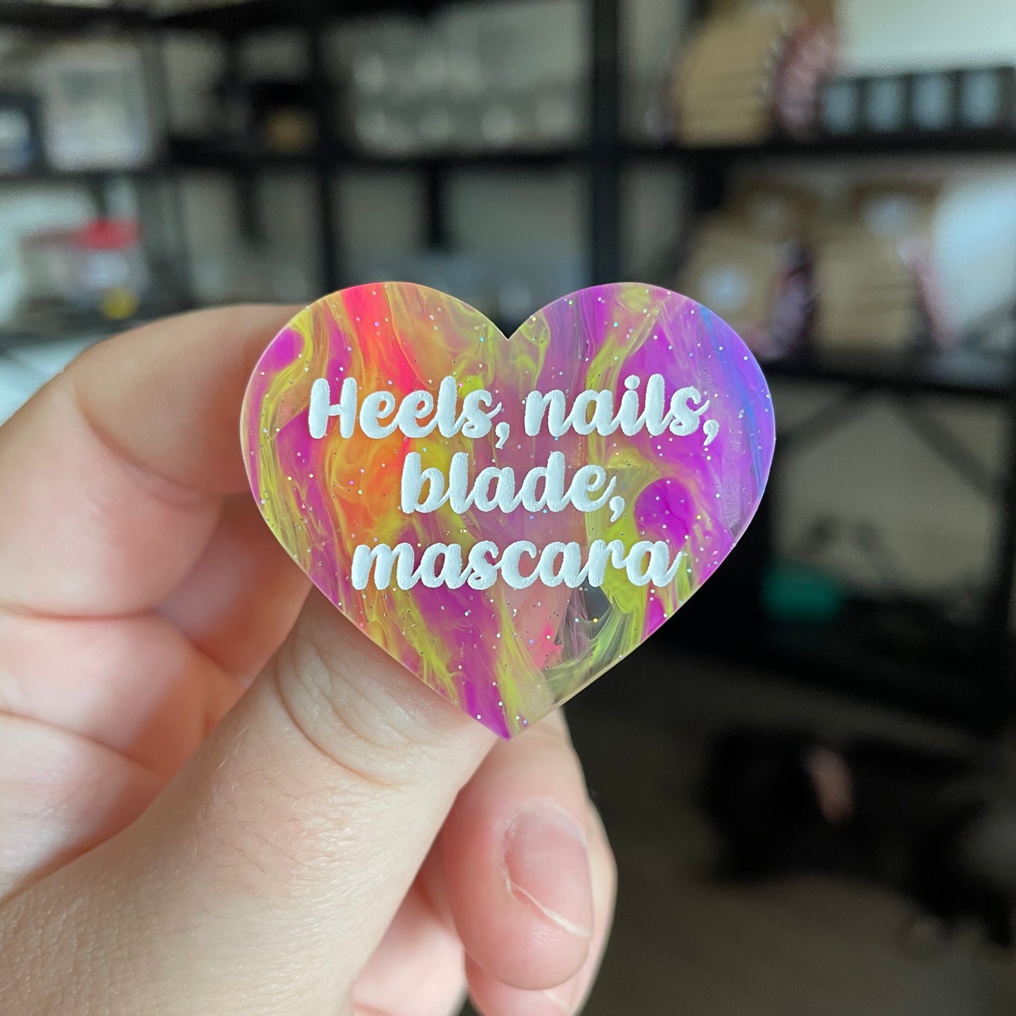 Broche "Heels, nails, blade, mascara" en acrylique semi transparente marbrée multicolore
