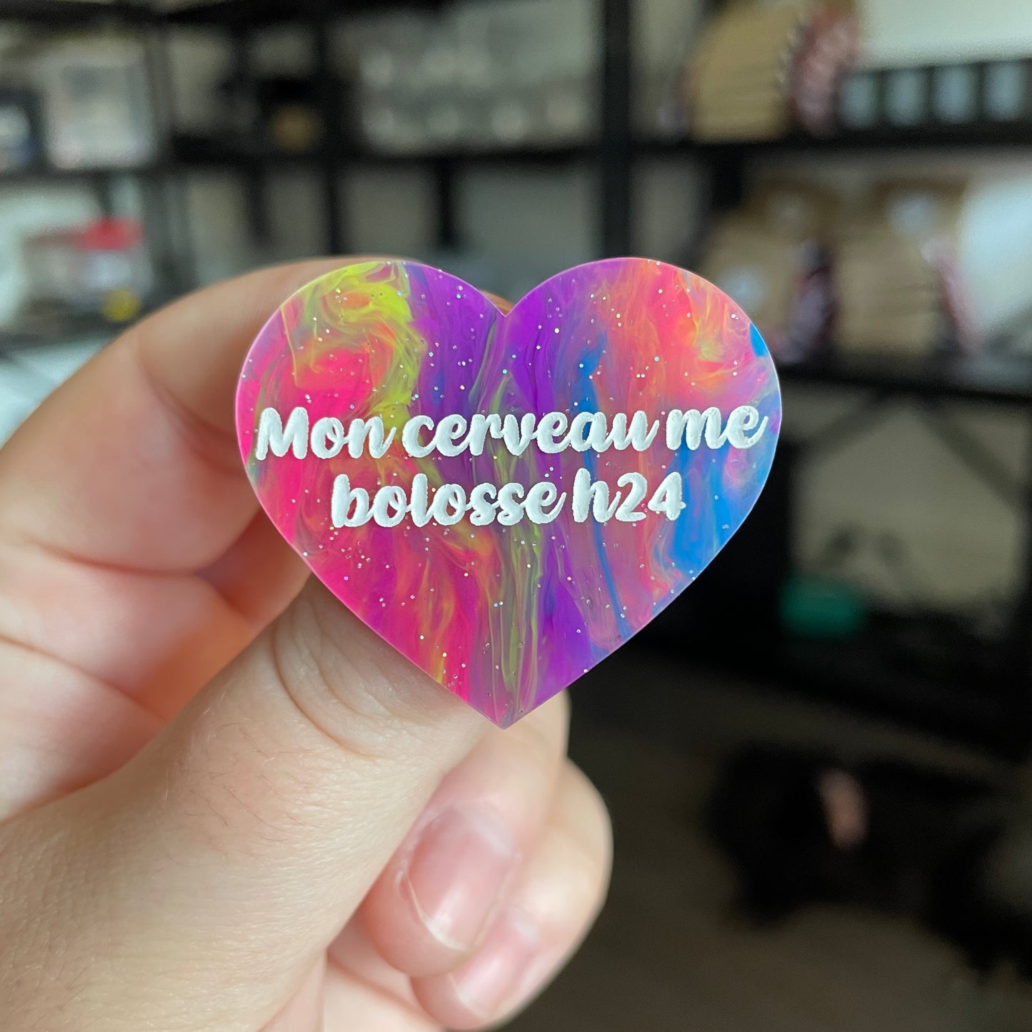 Broche "Mon cerveau me bolosse h24" en acrylique semi transparente marbrée multicolore