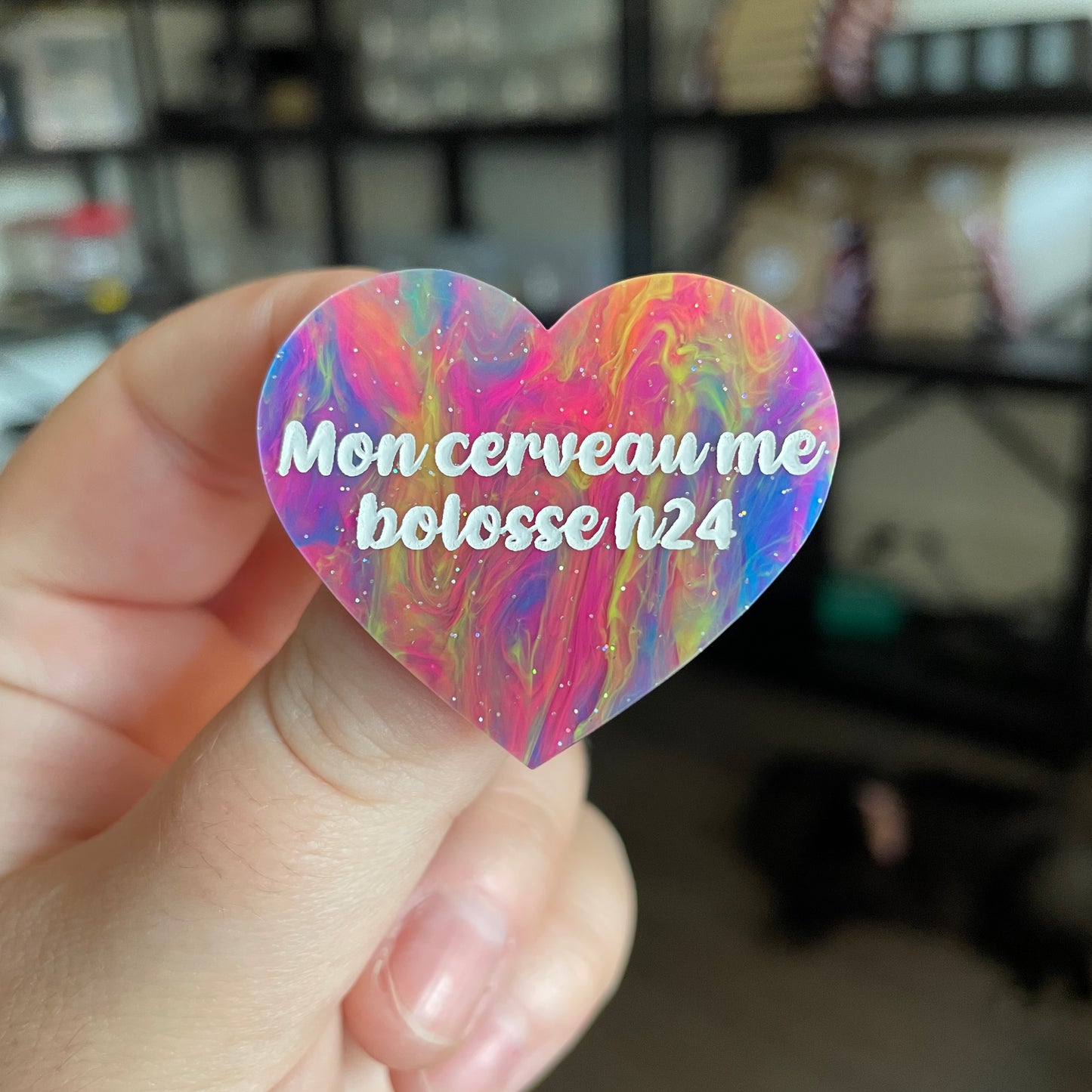 Broche "Mon cerveau me bolosse h24" en acrylique semi transparente marbrée multicolore