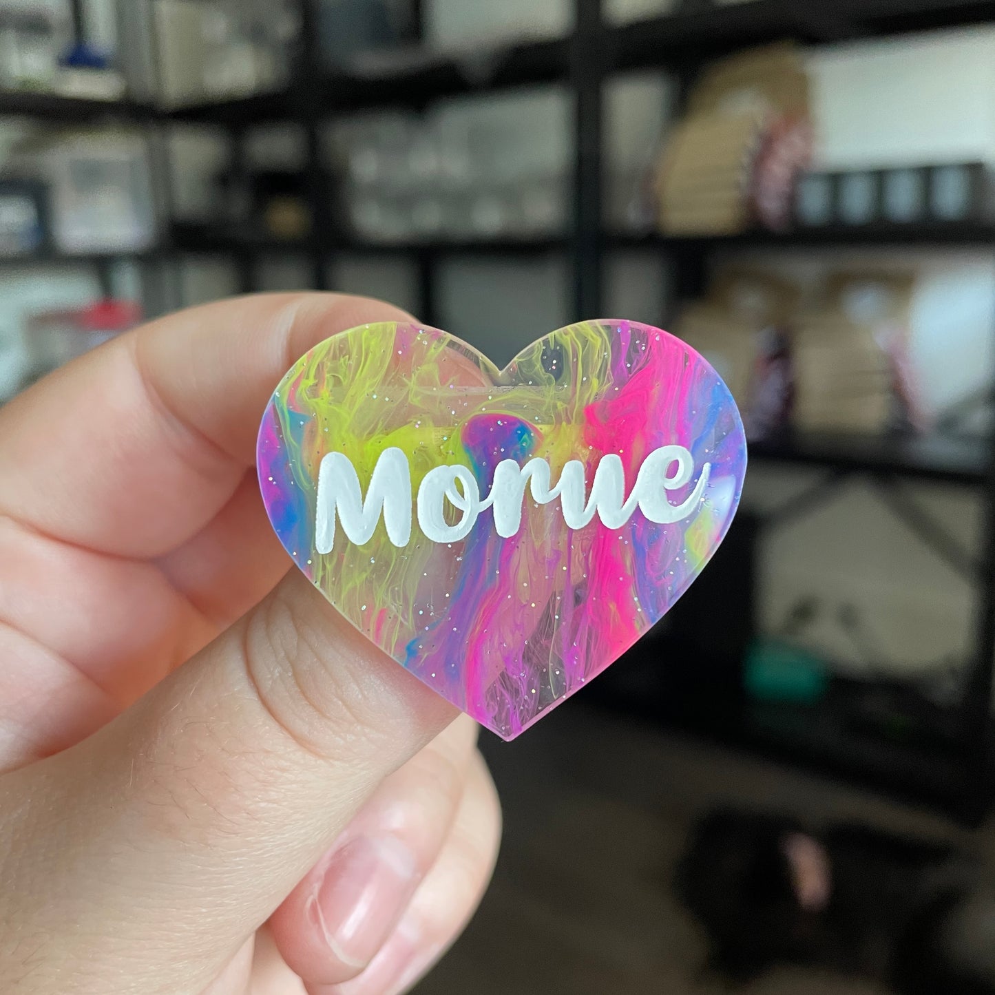 Broche "Morue" en acrylique semi transparente marbrée multicolore