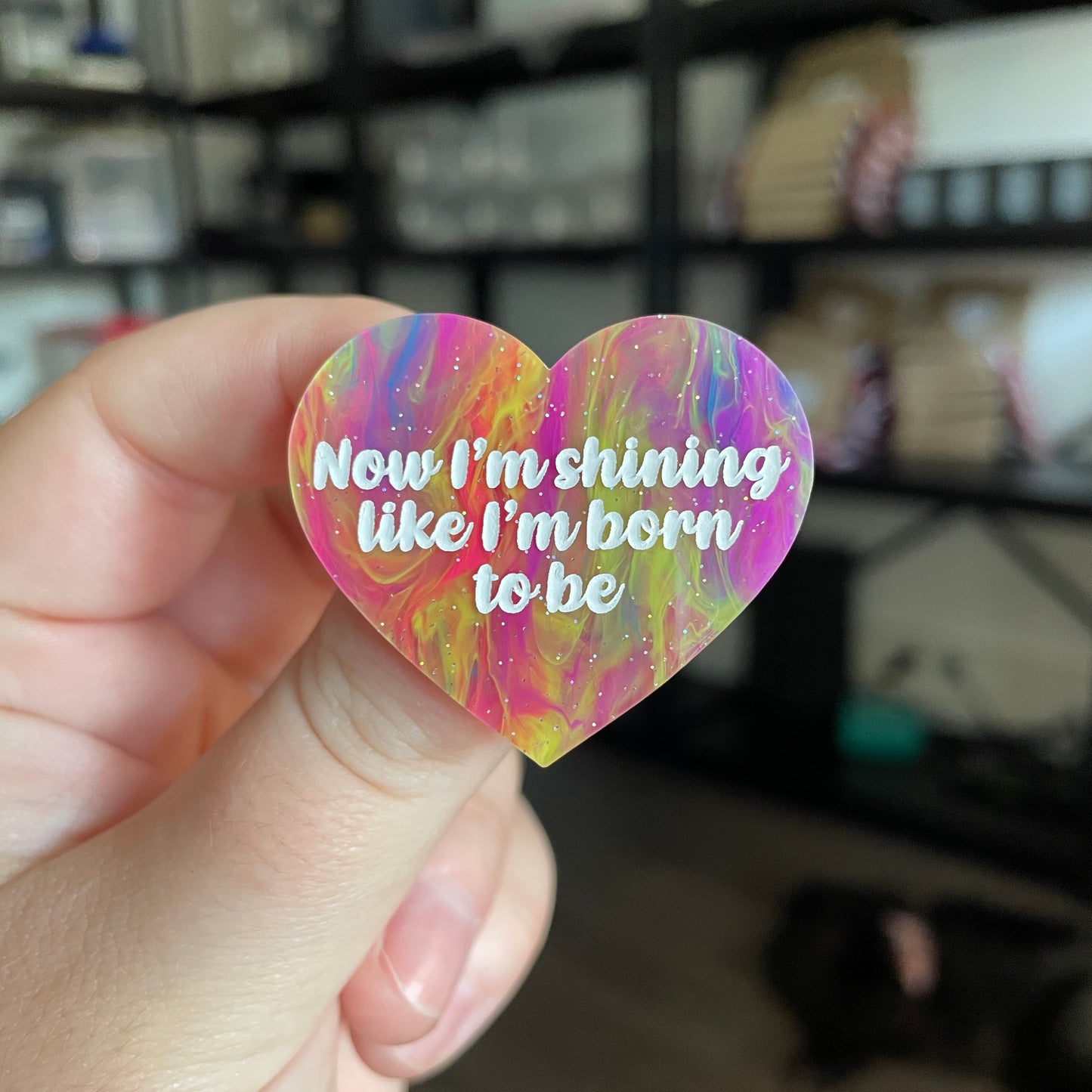 Broche "Now I'm shining like I'm born to be" en acrylique semi transparente marbrée multicolore