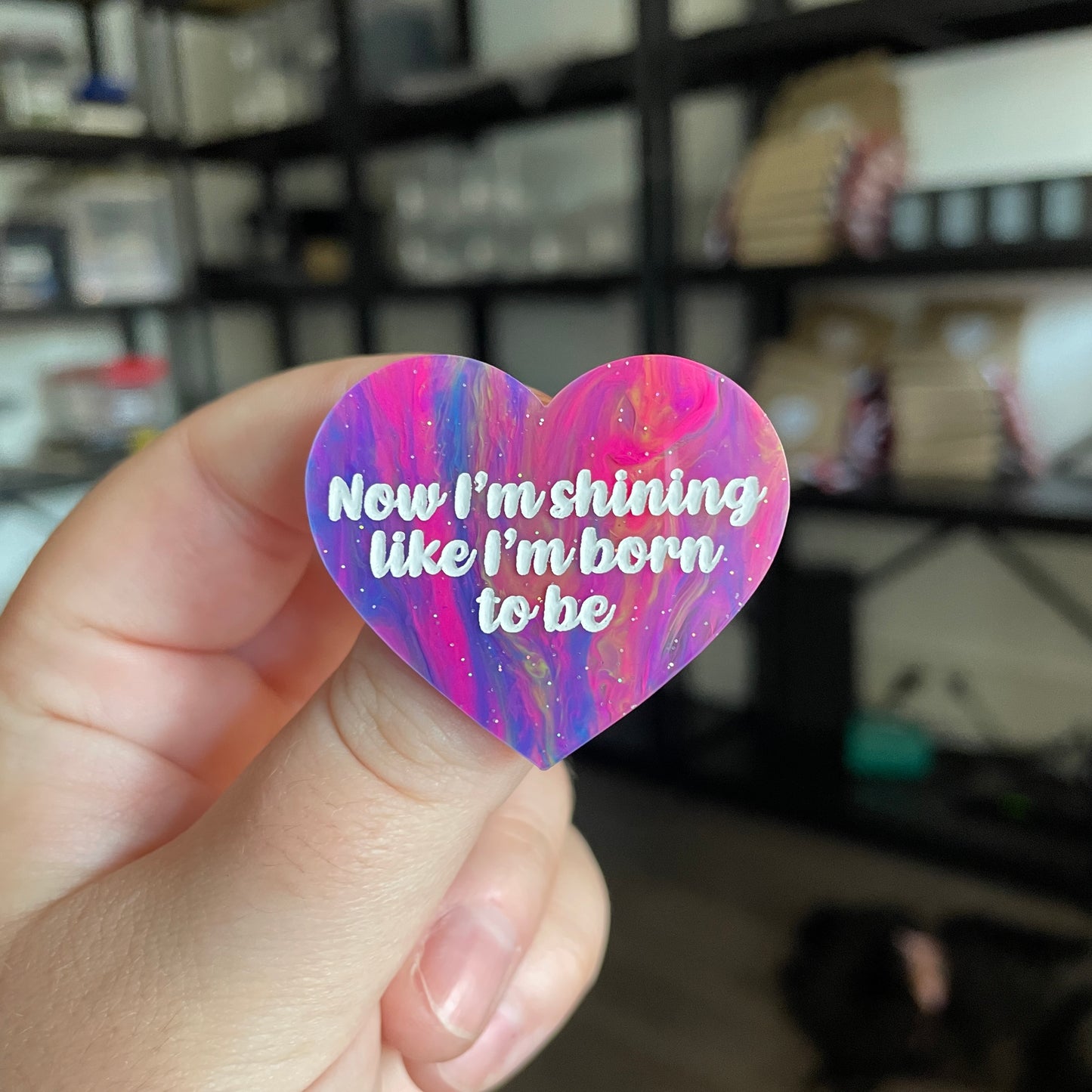 Broche "Now I'm shining like I'm born to be" en acrylique semi transparente marbrée multicolore