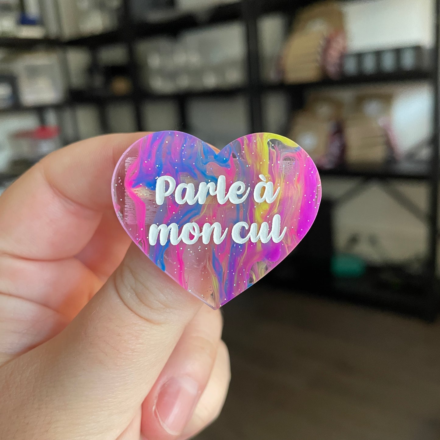 Broche "Parle à mon cul" en acrylique semi transparente marbrée multicolore