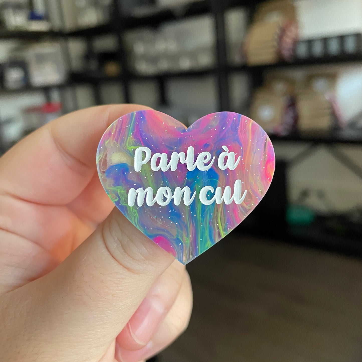 Broche "Parle à mon cul" en acrylique semi transparente marbrée multicolore