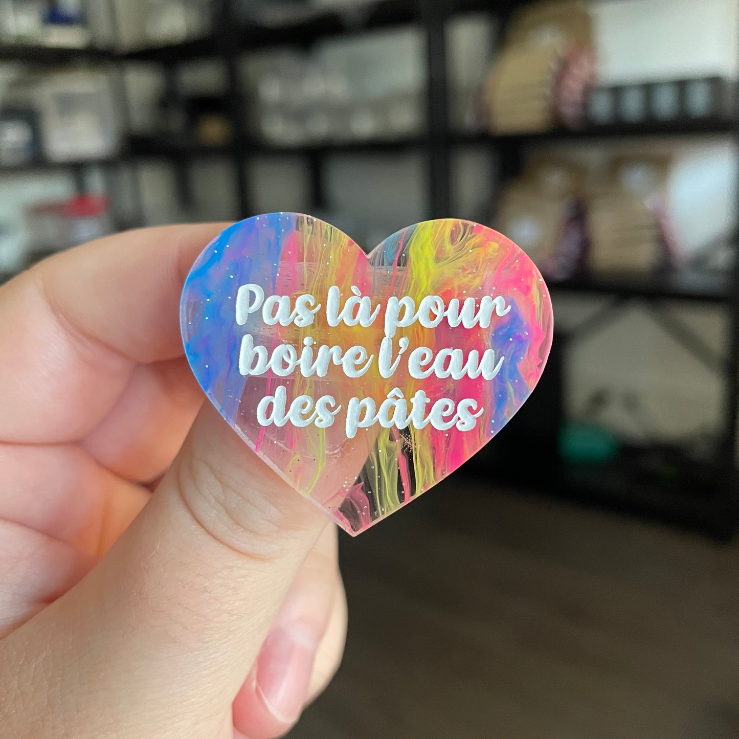 Broche "Pas là pour boire l'eau des pâtes" en acrylique semi transparente marbrée multicolore