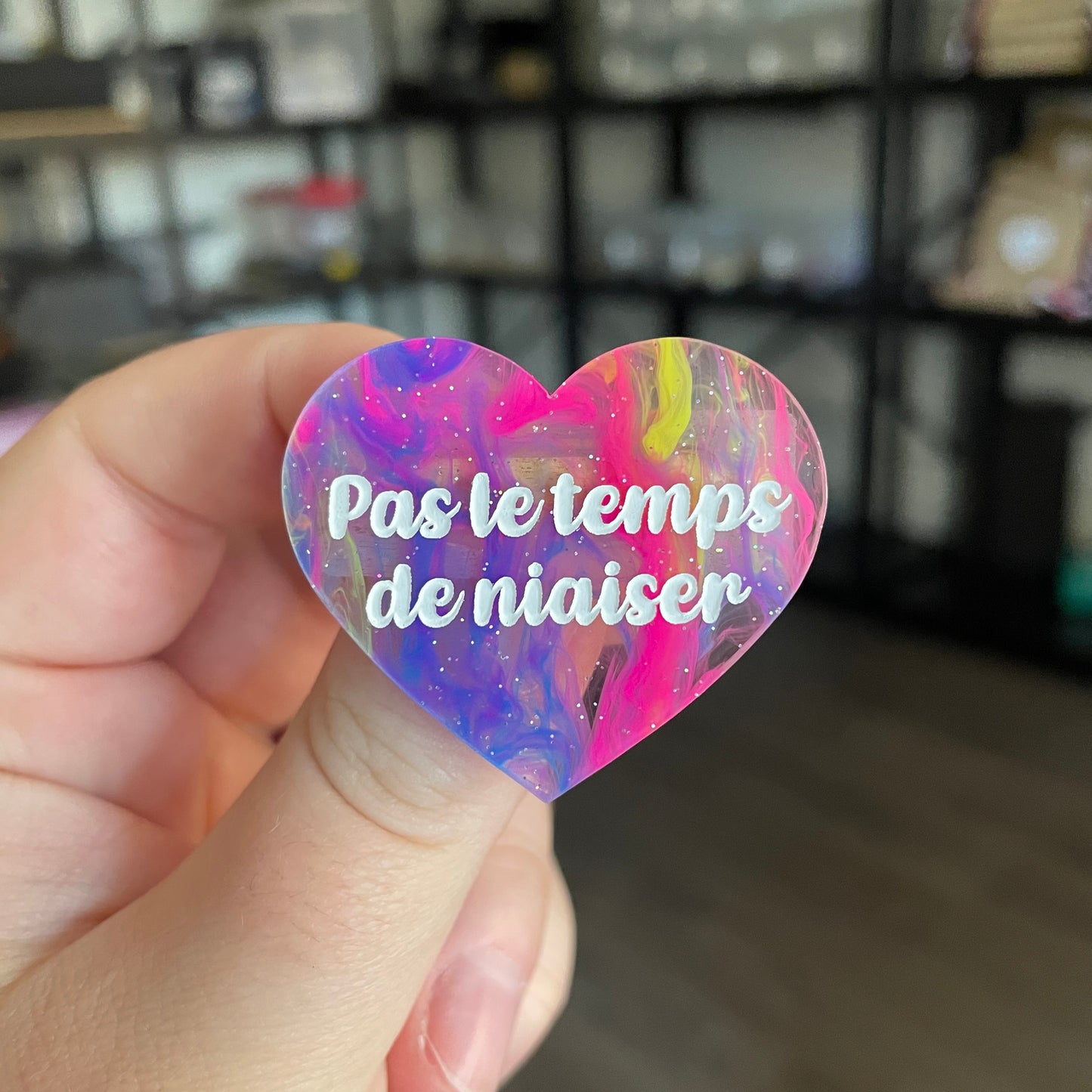 Broche "Pas le temps de niaiser" en acrylique semi transparente marbrée multicolore