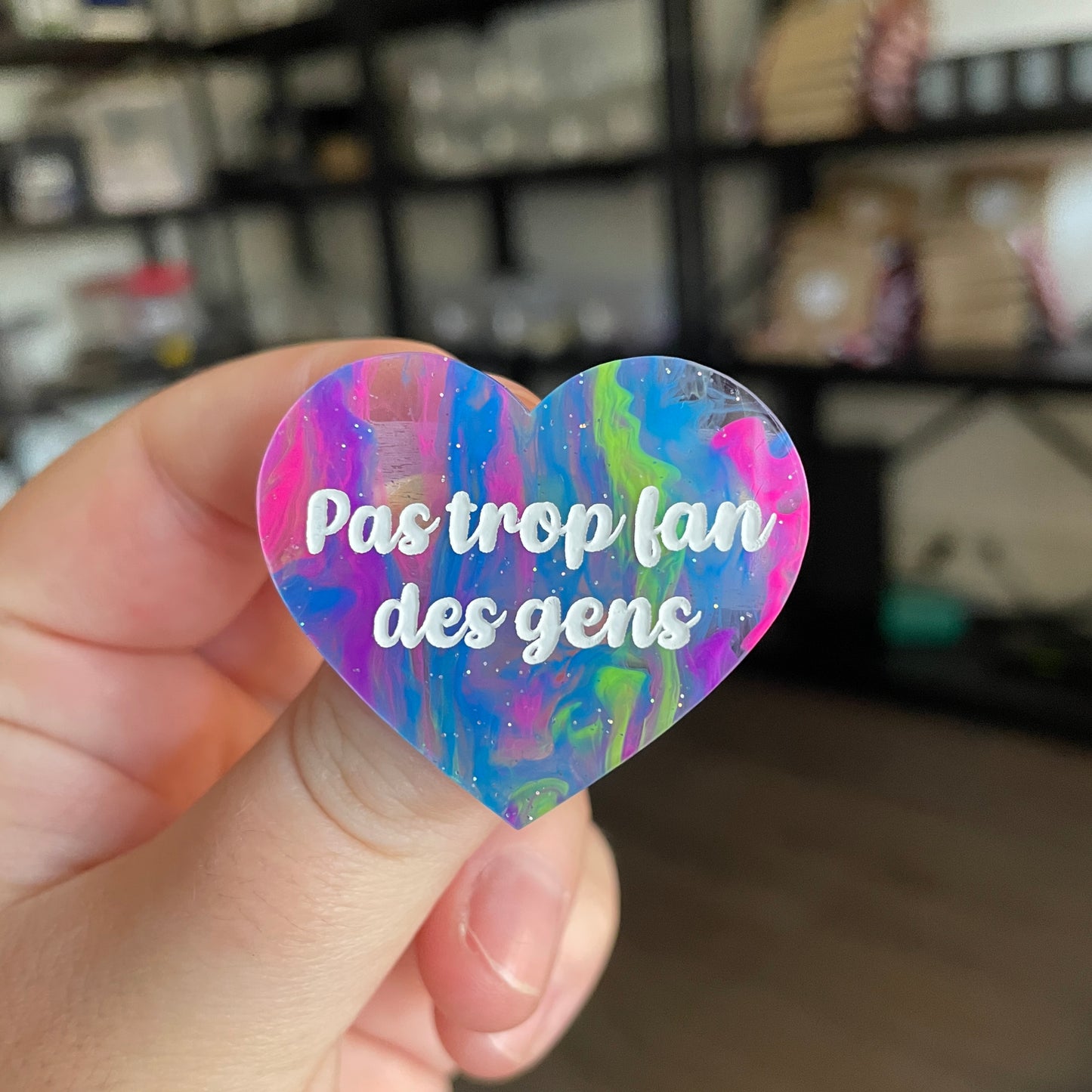 Broche "Pas trop fan des gens" en acrylique semi transparente marbrée multicolore