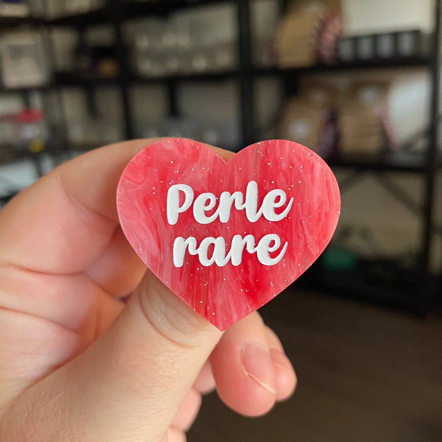 Broche "Perle rare" en acrylique marbrée rouge/rose