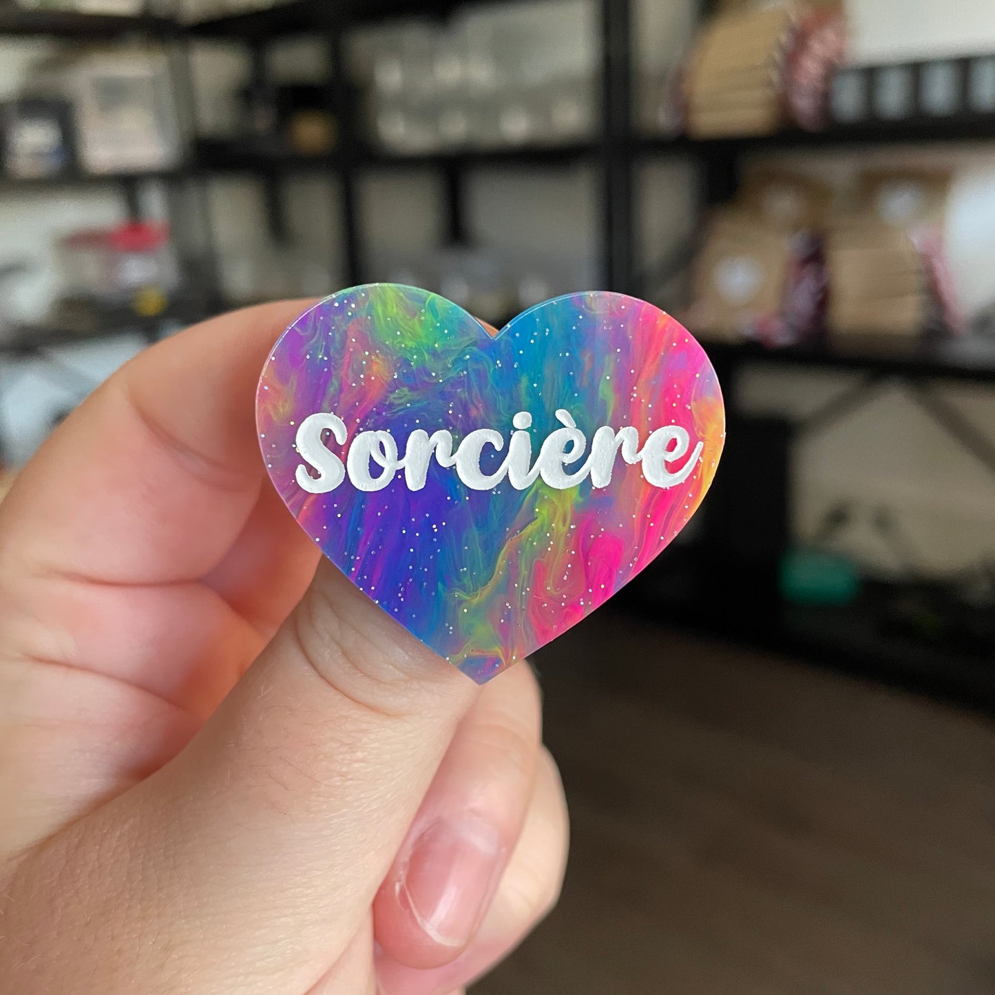 Broche "Sorcière" en acrylique semi transparente marbrée multicolore