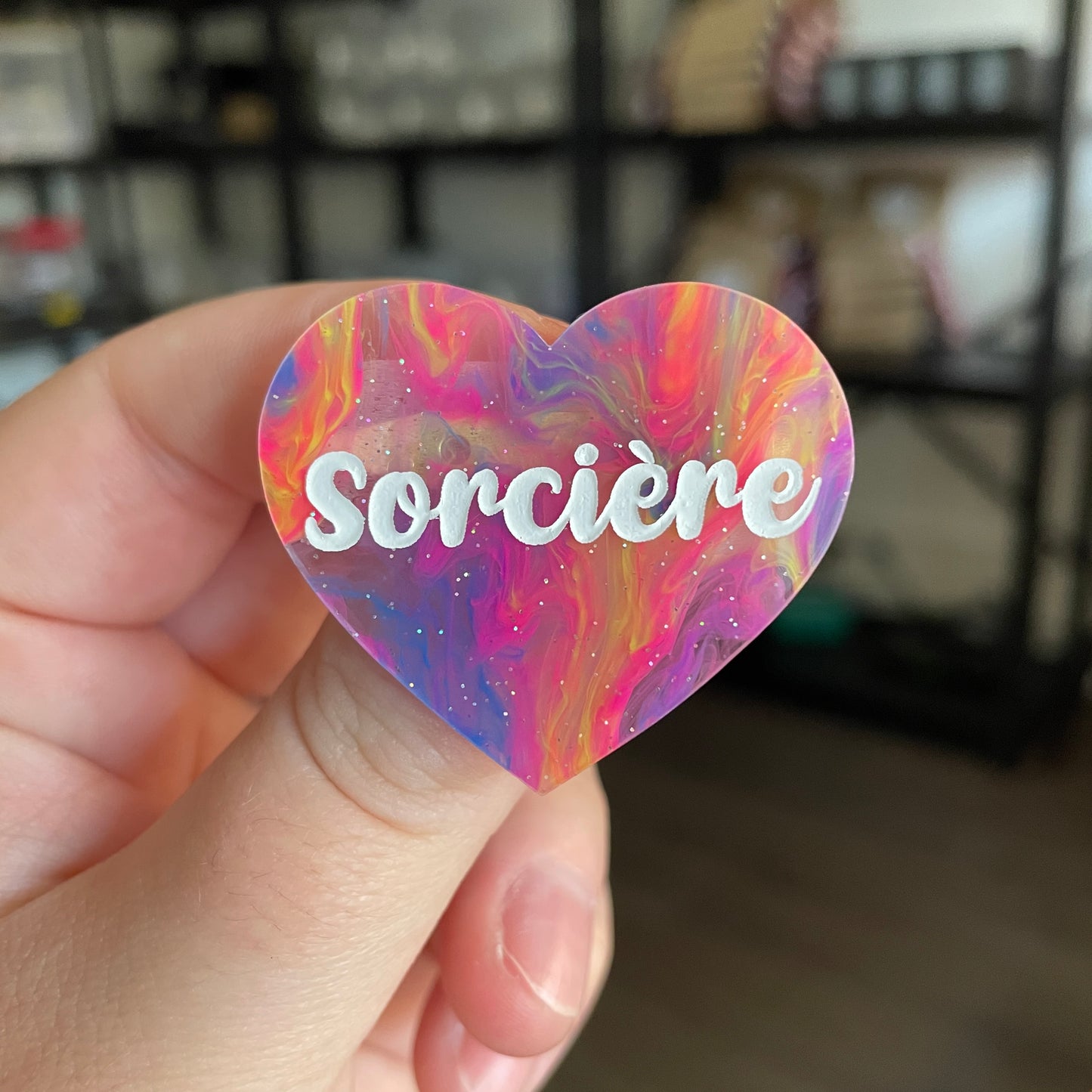 Broche "Sorcière" en acrylique semi transparente marbrée multicolore