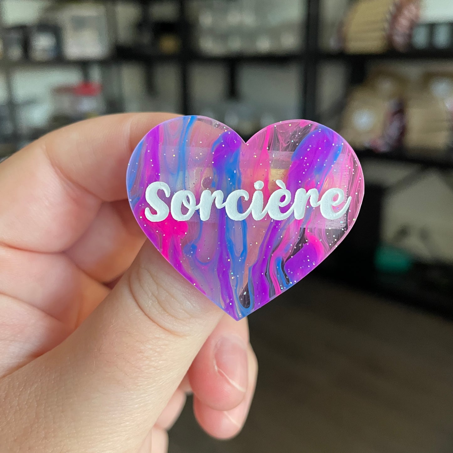 Broche "Sorcière" en acrylique semi transparente marbrée multicolore