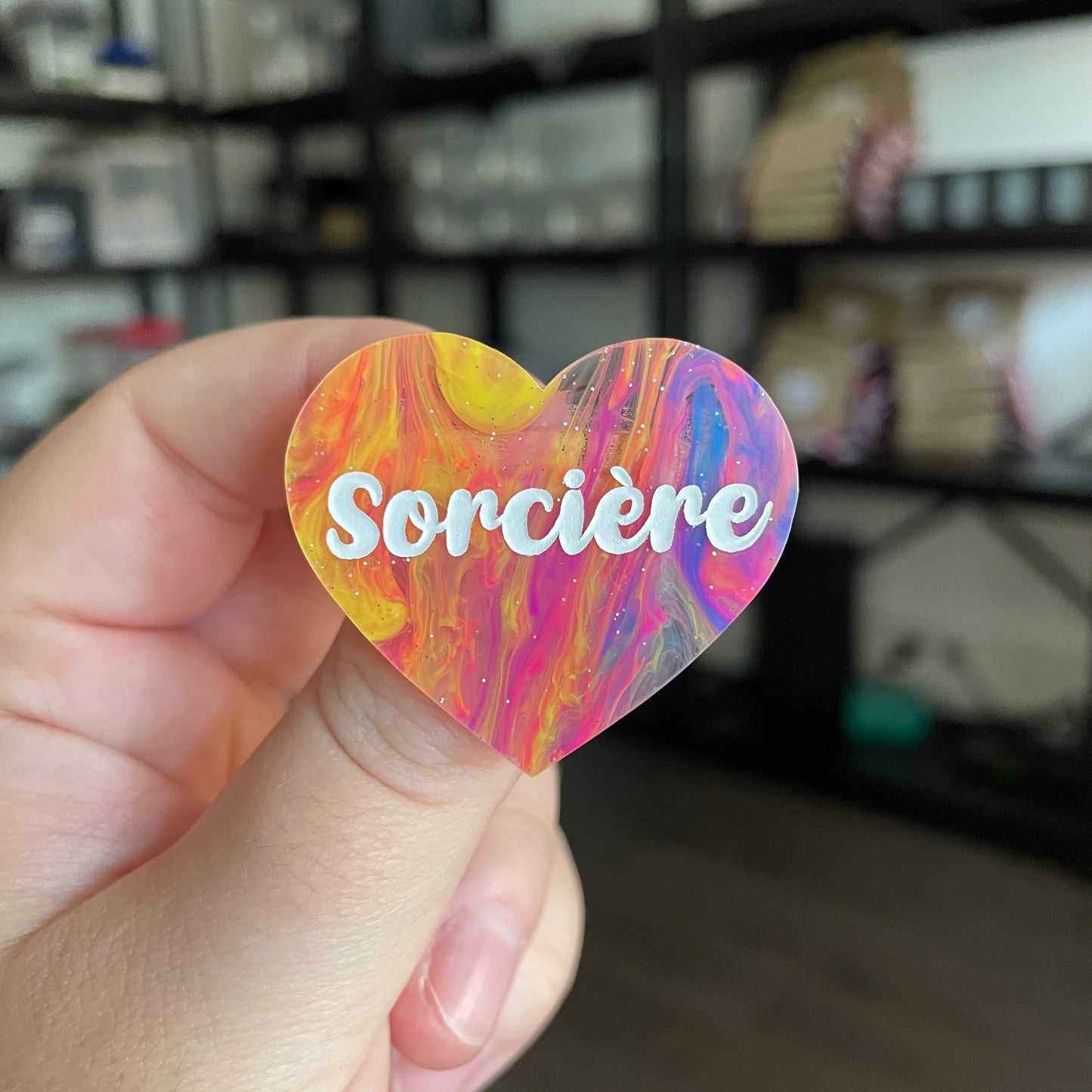 Broche "Sorcière" en acrylique semi transparente marbrée multicolore