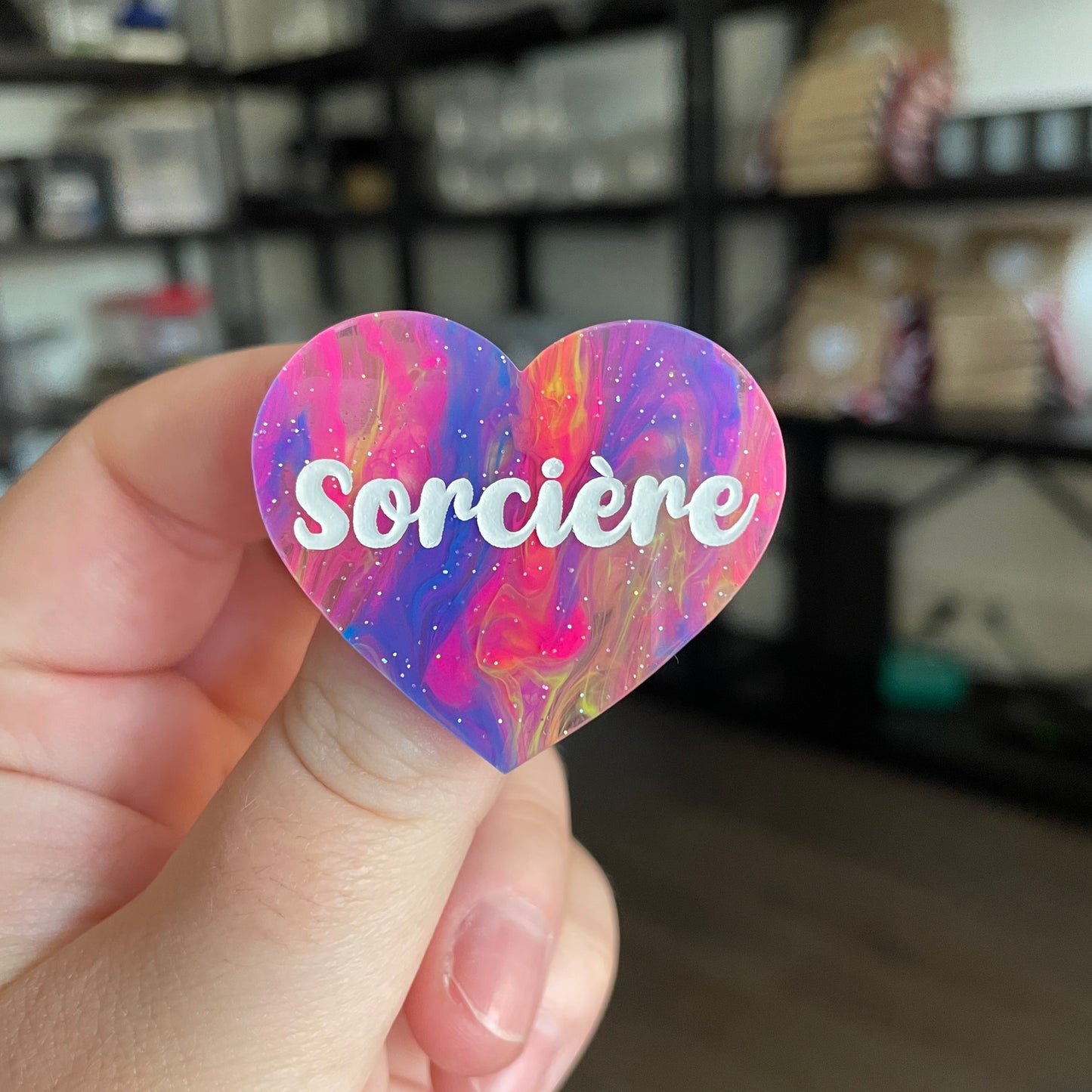 Broche "Sorcière" en acrylique semi transparente marbrée multicolore