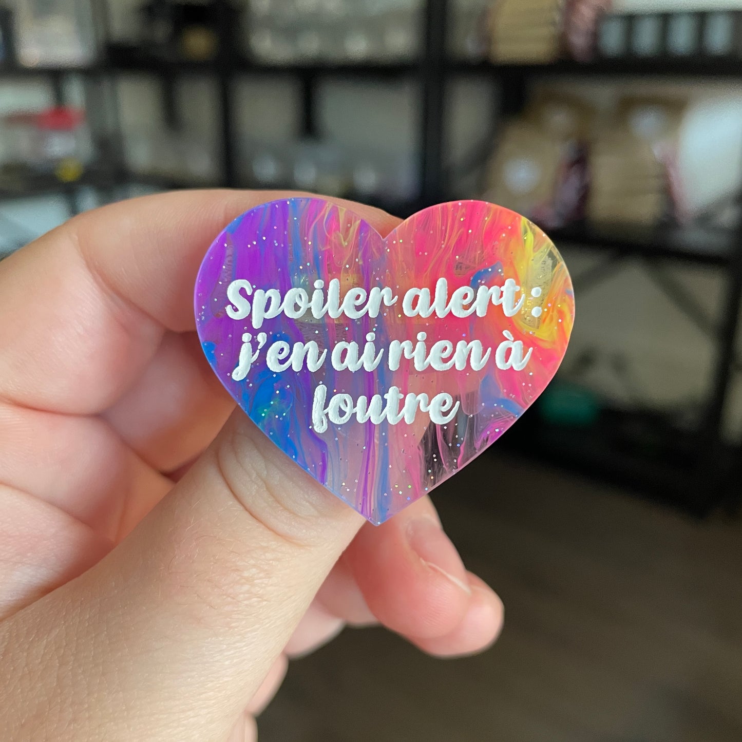 Broche "Spoiler alert : j'en ai rien à foutre" en acrylique semi transparente marbrée multicolore